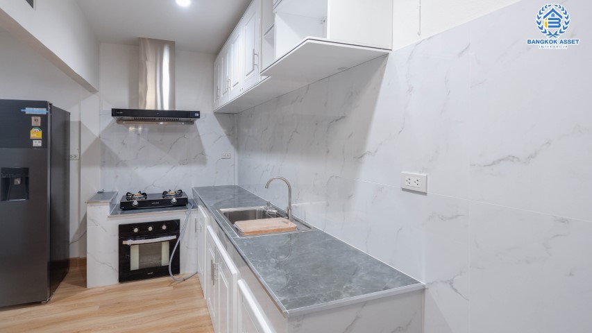 *****ทาวน์เฮ้าส์มือสองย่านกรุงเทพฯ ม.กรุงเทพ-นนทบุรี ซอยกรุงเทพ-นนทบุรี39 เนื้อที่ 17.30 ตร.ว. ฟังก์ชัน 2 ห้องนอน 2 ห้องน้ำ ที่จอดรถ 1 คัน บ้านสวยตกแต่งสไตล์ minimalism สวยงาม พร้อมเข้าอยู่ ทำเลแห่งการเดินทาง ใกล้รถไฟฟ้าสายสีม่วง "วงศ์สว่าง" เชื่อมต่อถนนวงศ์สว่าง ถนนรัชดาภิเษก ถนนประชาชื่น ฯลฯ จองได้แล้ววันนี้!